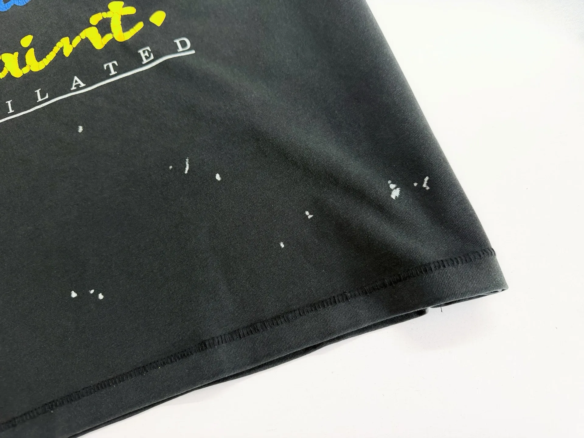❥8029#P136 Saint Mxxxxxx new model uses double yarn cotton batik fabric 280g, comfortable and breathable to wear. Full of street feel, loose fit. Craftsmanship: crack printing + graffiti + spray coding, batik and wash. Size: (S-M-L-XL) Color: Washed Black